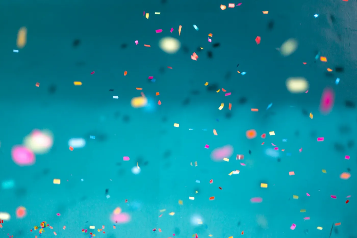 Confeti de colores en el aire